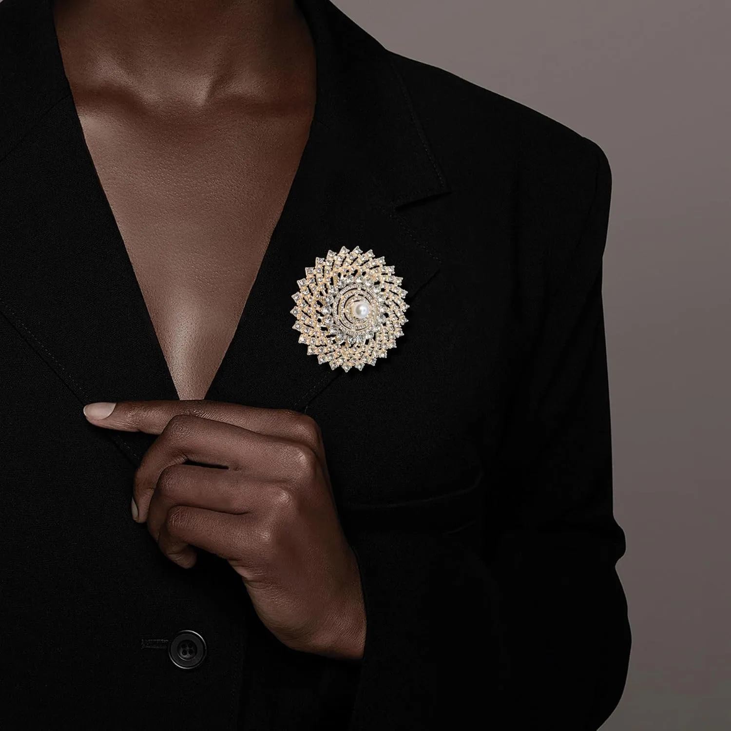 Gold Crystal Shell Flower Brooch Pins for Women Elegant Pearl Rhinestone Floral Brooches Pin Fashion Jewelry for Party Dance Wedding Banquet Brooch for Women Girl Gift