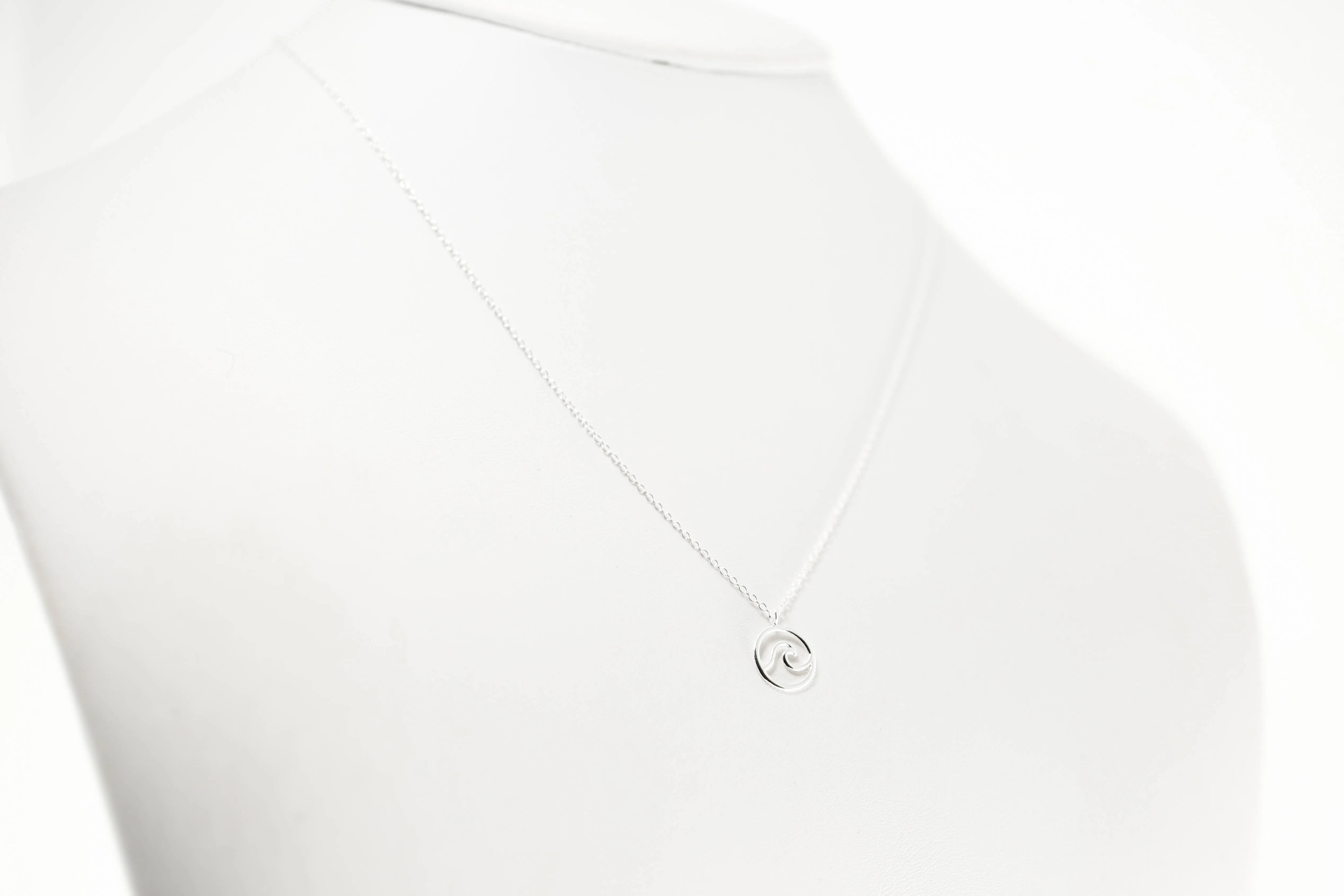 SMALL WAVE DISC NECKLACE