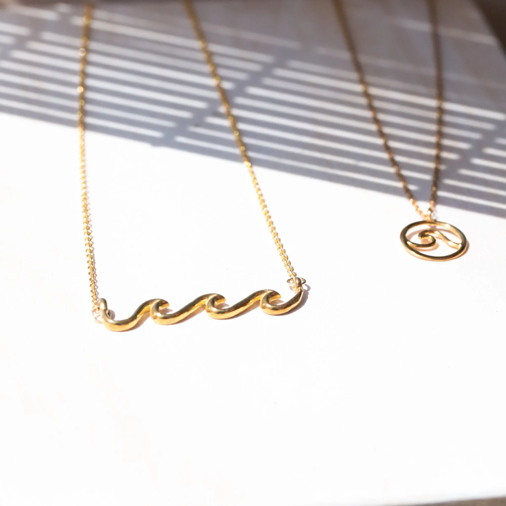 SMALL WAVE DISC NECKLACE